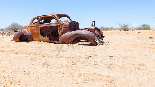被汽车压死摄影照片_纳米布沙漠中的废弃汽车