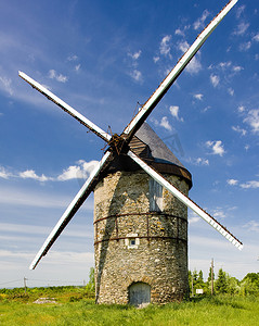 尤瓦尔赫拉利摄影照片_风车，拉罗什，卢瓦尔河谷，法国