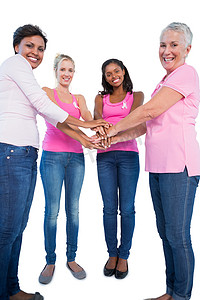 戴着乳腺癌丝带的快乐女性双手合十