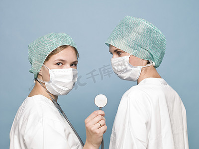 戴口罩的科学家摄影照片_两名戴口罩和听诊器的女护士