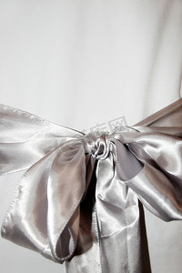 婚纱背面的蝴蝶结丝带