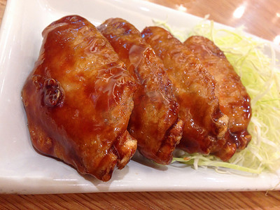 料理菜单摄影照片_炸鸡翅配红烧酱，日本料理