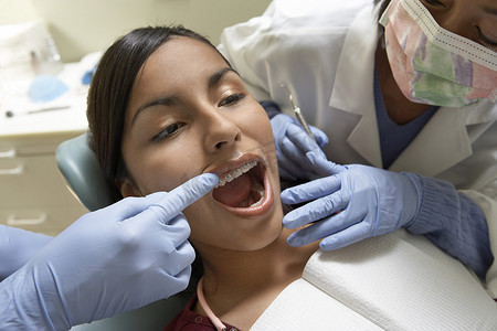 在牙医诊所接受医疗程序的年轻妇女