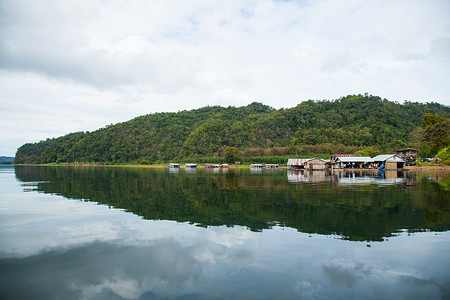 度假村毗邻河流。