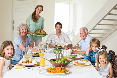一家人在餐桌上吃饭