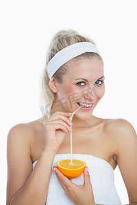 健康减肥享受生活摄影照片_享受橙汁的女人