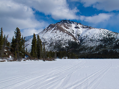 在冻山湖的很好使用的冬天足迹