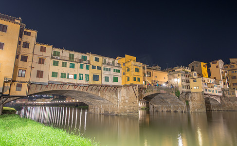 从阿尔诺河 - 佛罗伦萨，意大利的 Ponte Vecchio 夜景