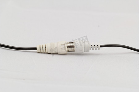 白色背景中的音频 RCA 电缆