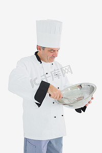 厨师使用打蛋器和搅拌碗