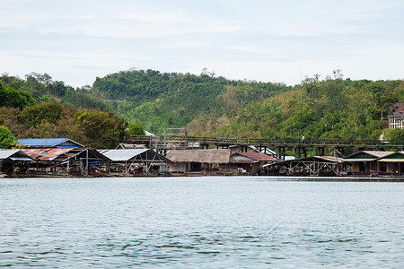 度假村毗邻河流。