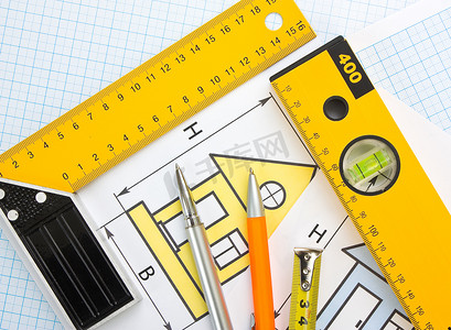 在家里用建筑工具画画