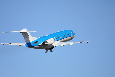 航行飞机摄影照片_离开的飞机在清楚的蓝天