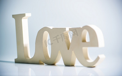 爱在情人节字体摄影照片_爱这个词