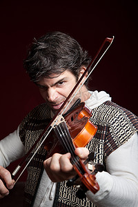 舞龙拉弓摄影照片_拉小提琴的人