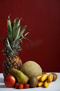 哈密瓜菠萝摄影照片_桌上的菠萝和其他水果