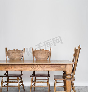 木制餐桌和椅子细节