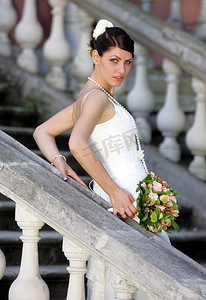单身人士摄影照片_拿着花束的漂亮新娘