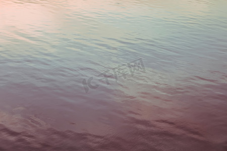 储层摄影照片_夕阳下的水