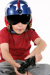 戴头盔的孩子在玩飞行模拟器