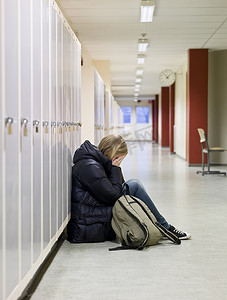 年轻女子在学校被欺负