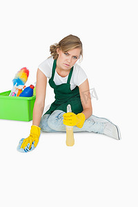 家庭清洁工具摄影照片_年轻女仆清洁地板的画像