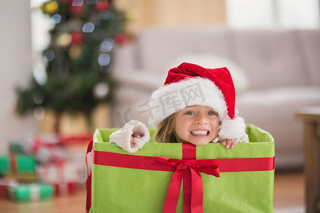 零食店铺首页摄影照片_坐在巨型圣诞礼物里的可爱小女孩