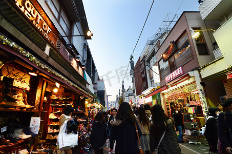 日动漫摄影照片_东京 — 11 月 24 日：人们，主要是年轻人，穿过竹下街