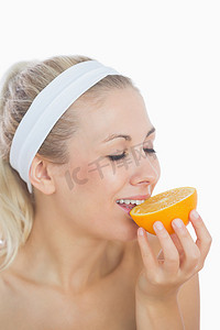 健康减肥享受生活摄影照片_享受一片橙子的女人