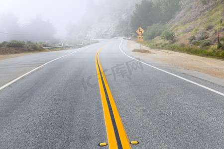 加州太平洋公路 1 US 101 的雾蒙蒙的路