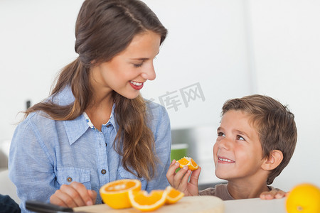 吃橙子片的小男孩