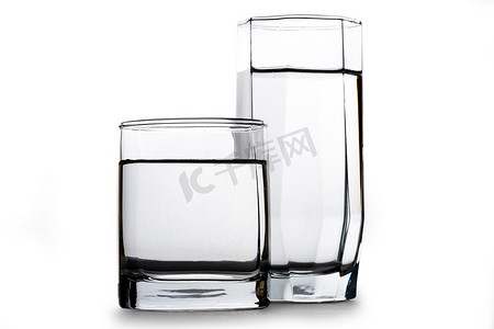 保温水杯水摄影照片_白色背景中的两杯水