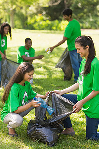 志愿者团队在公园捡垃圾