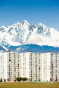 Poprad 与 Vysoke Tatry (High Tatras) 在背景中，斯洛伐克