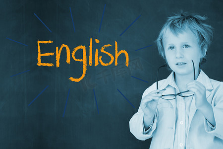 英语黑板摄影照片_反对小学生和黑板的英语