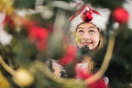 装饰圣诞树的节日小女孩