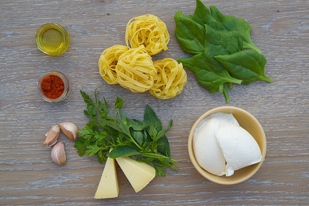 用意大利乳清干酪和菠菜叶制作意大利面的配料