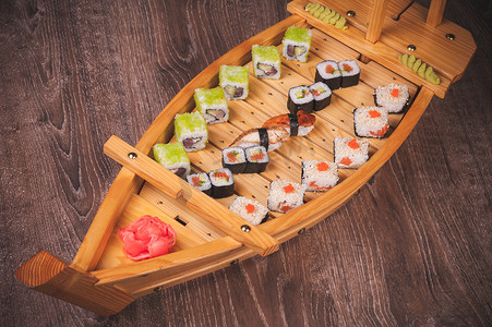 晚餐套餐摄影照片_寿司卷和握寿司船套餐