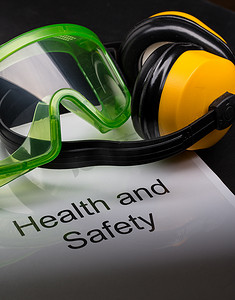 带眼罩摄影照片_带护目镜和耳机的健康和安全登记册