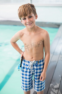 泳游泳摄影照片_可爱的小男孩站在泳池边
