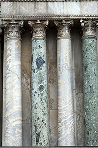 威尼斯 - 圣马可大教堂入口处的大理石柱