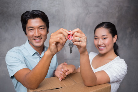 移动首页摄影照片_幸福的夫妻拿着房门钥匙靠在移动箱子上