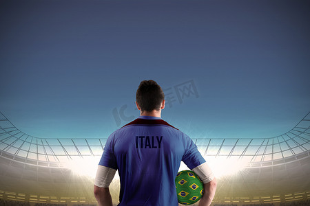 拿着球的意大利足球运动员