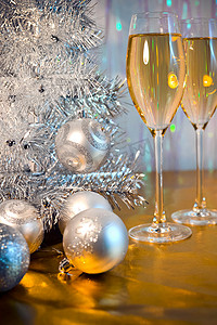 庆祝气球摄影照片_圣诞树、玩具气球和杯酒