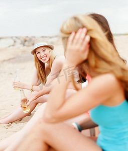 沙滩上喝酒的女孩