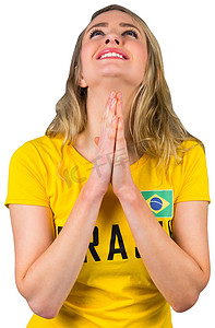 穿着巴西 T 恤的紧张足球迷