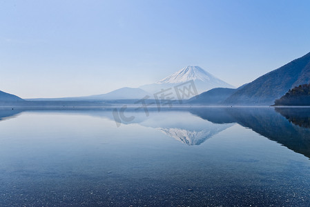 眺望苍穹摄影照片_从本栖湖眺望富士山