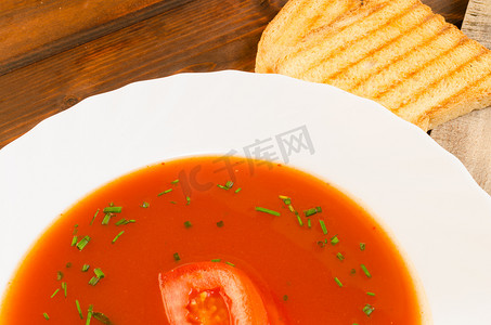 番茄汤配烤面包和细香葱