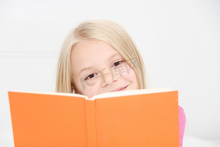 启蒙运动摄影照片_可爱的小女孩正在看书