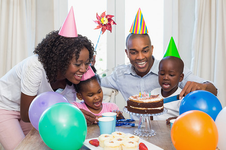 周年庆大促首页摄影照片_幸福的家庭在餐桌上一起庆祝生日